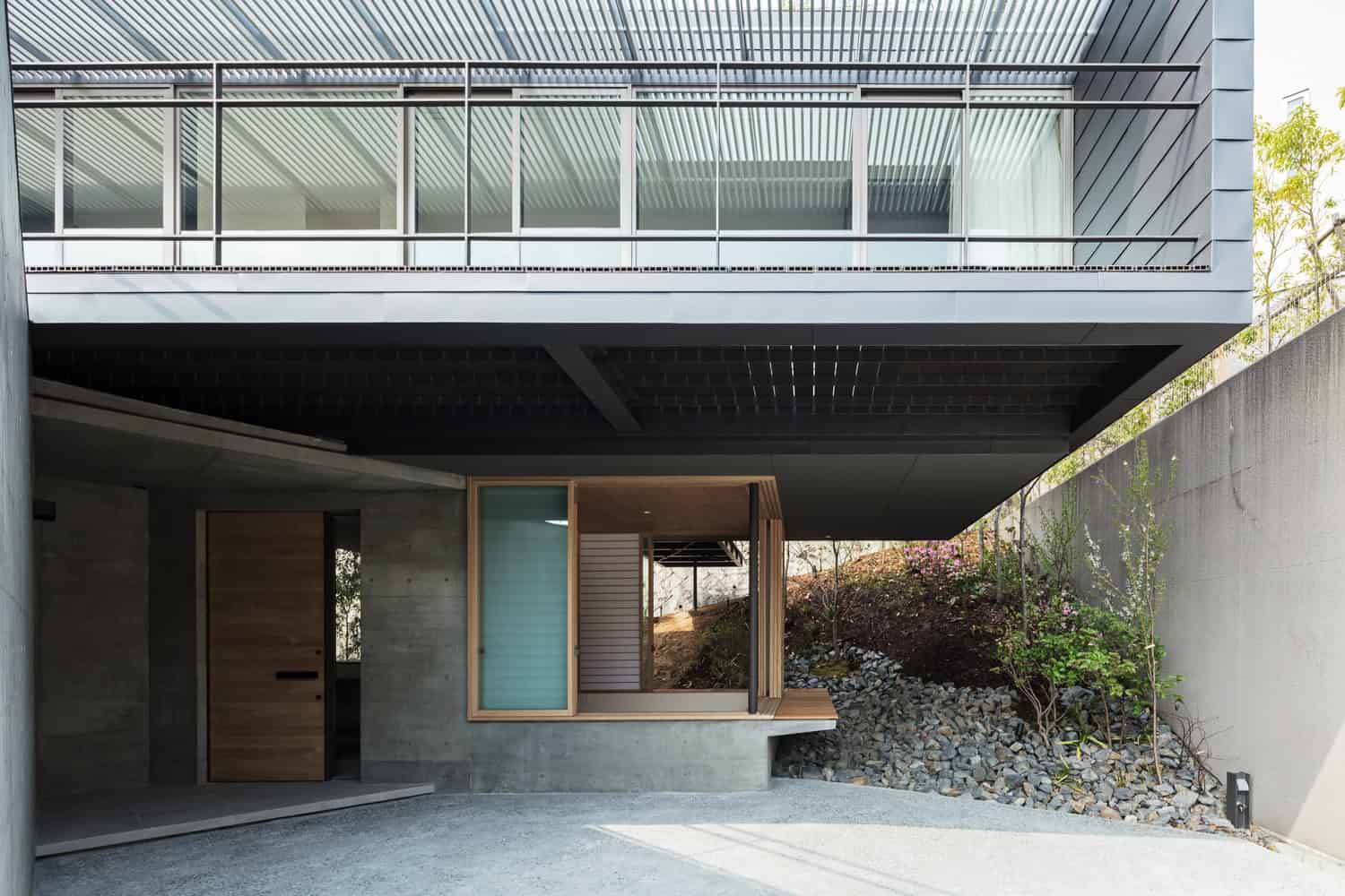 Axis House by T-Square Design Associates in Kobe, Japan Axis House by T-Square Design Associates in Kobe, Japan