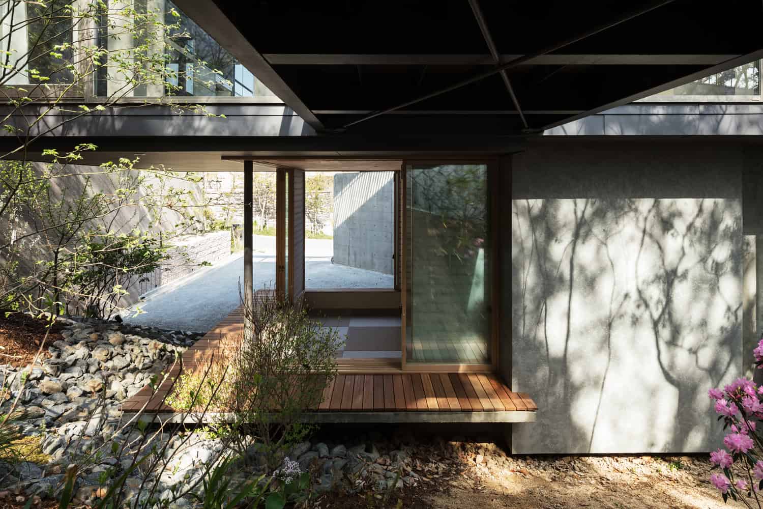 Axis House by T-Square Design Associates in Kobe, Japan Axis House by T-Square Design Associates in Kobe, Japan