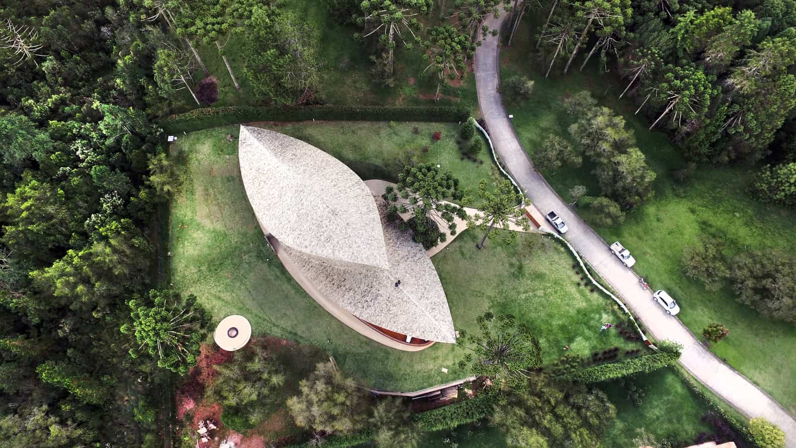 Pinhão House by Mareines Arquitetura: An Organic Luxury Villa Among Brazil’s Mountains