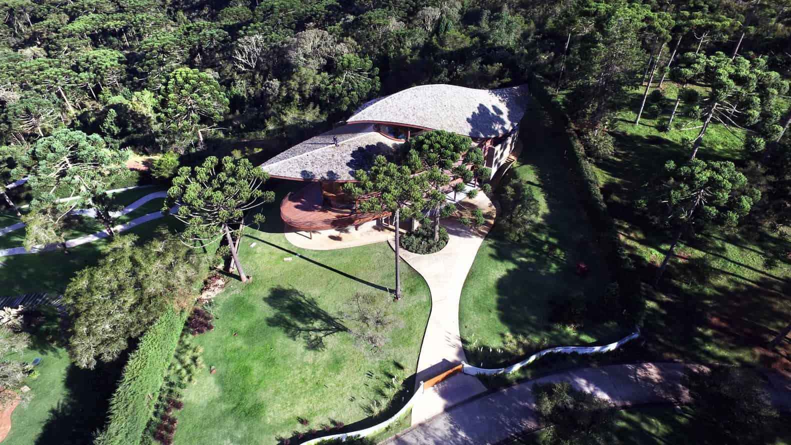 Pinhão House by Mareines Arquitetura: An Organic Luxury Villa Among Brazil’s Mountains