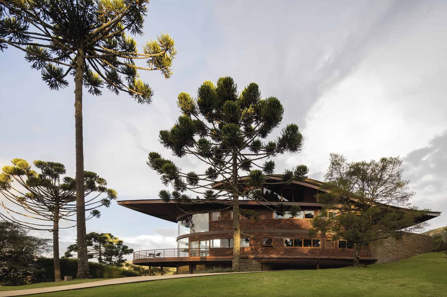 Pinhão House by Mareines Arquitetura: An Organic Luxury Villa Among Brazil’s Mountains