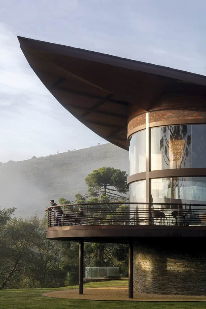 Pinhão House by Mareines Arquitetura: An Organic Luxury Villa Among Brazil’s Mountains