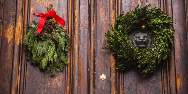 10 Impressive Christmas Door Decorations For The Upcoming Season