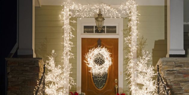 10 Impressive Christmas Door Decorations For The Upcoming Season