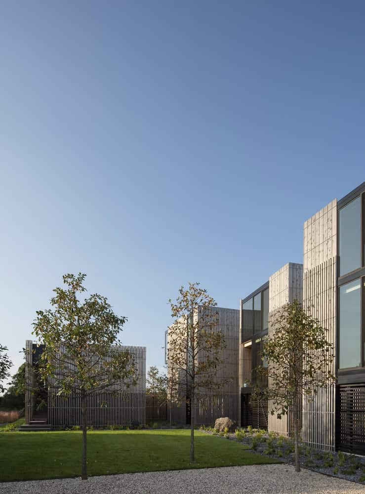 Kiht’han House Garden Courtyard Perspective Perspective of landscaped courtyard framed by vertical architecture.
