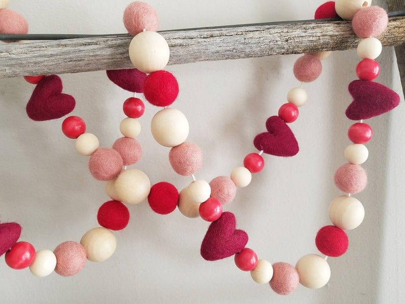 15 Sweet Valentine's Day Banner & Garland Ideas To Surprise Your Sweetheart