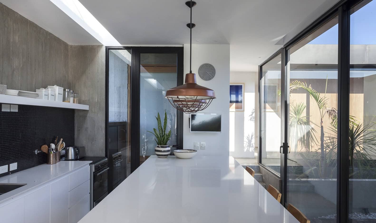 Closed House by Felipe Gonzalez Arzac in Buenos Aires, Argentina Closed House by Felipe Gonzalez Arzac in Buenos Aires, Argentina