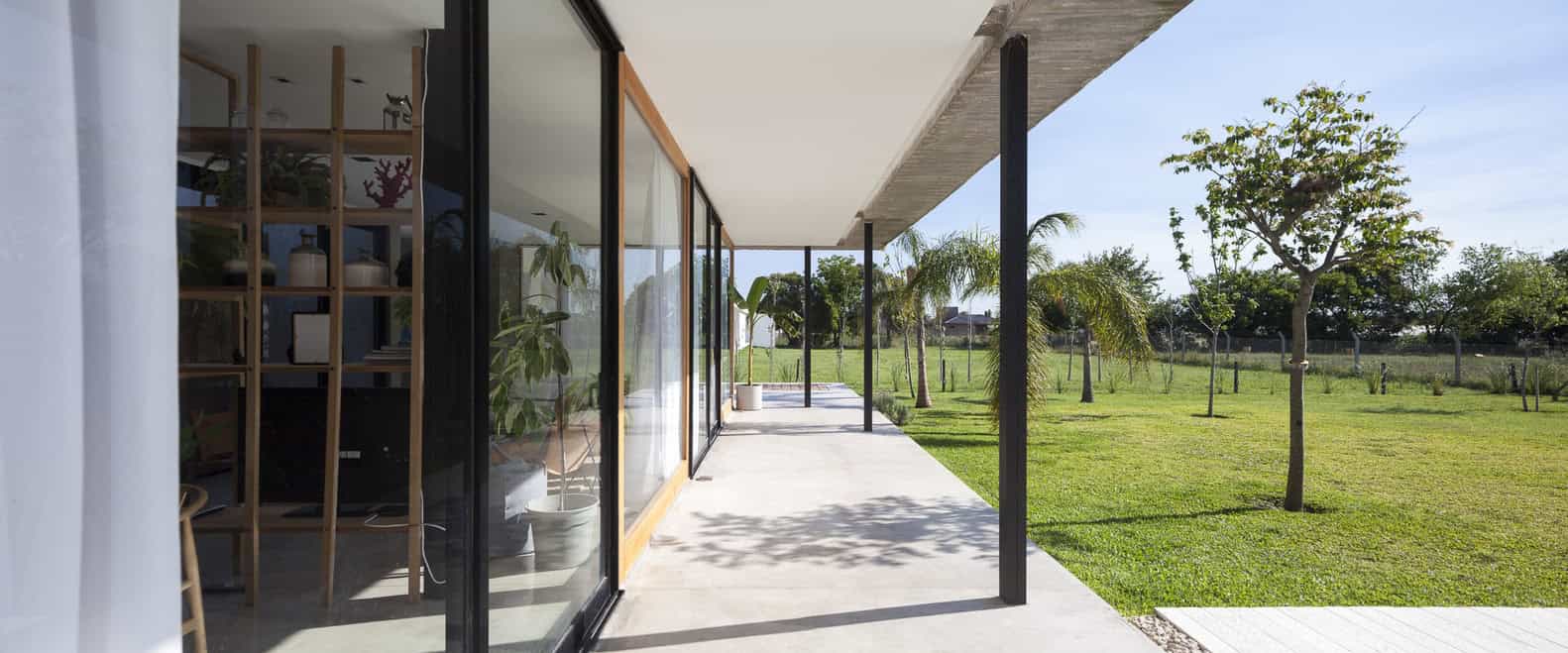 Closed House by Felipe Gonzalez Arzac in Buenos Aires, Argentina Closed House by Felipe Gonzalez Arzac in Buenos Aires, Argentina