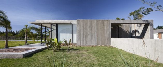 Closed House by Felipe Gonzalez Arzac in Buenos Aires, Argentina