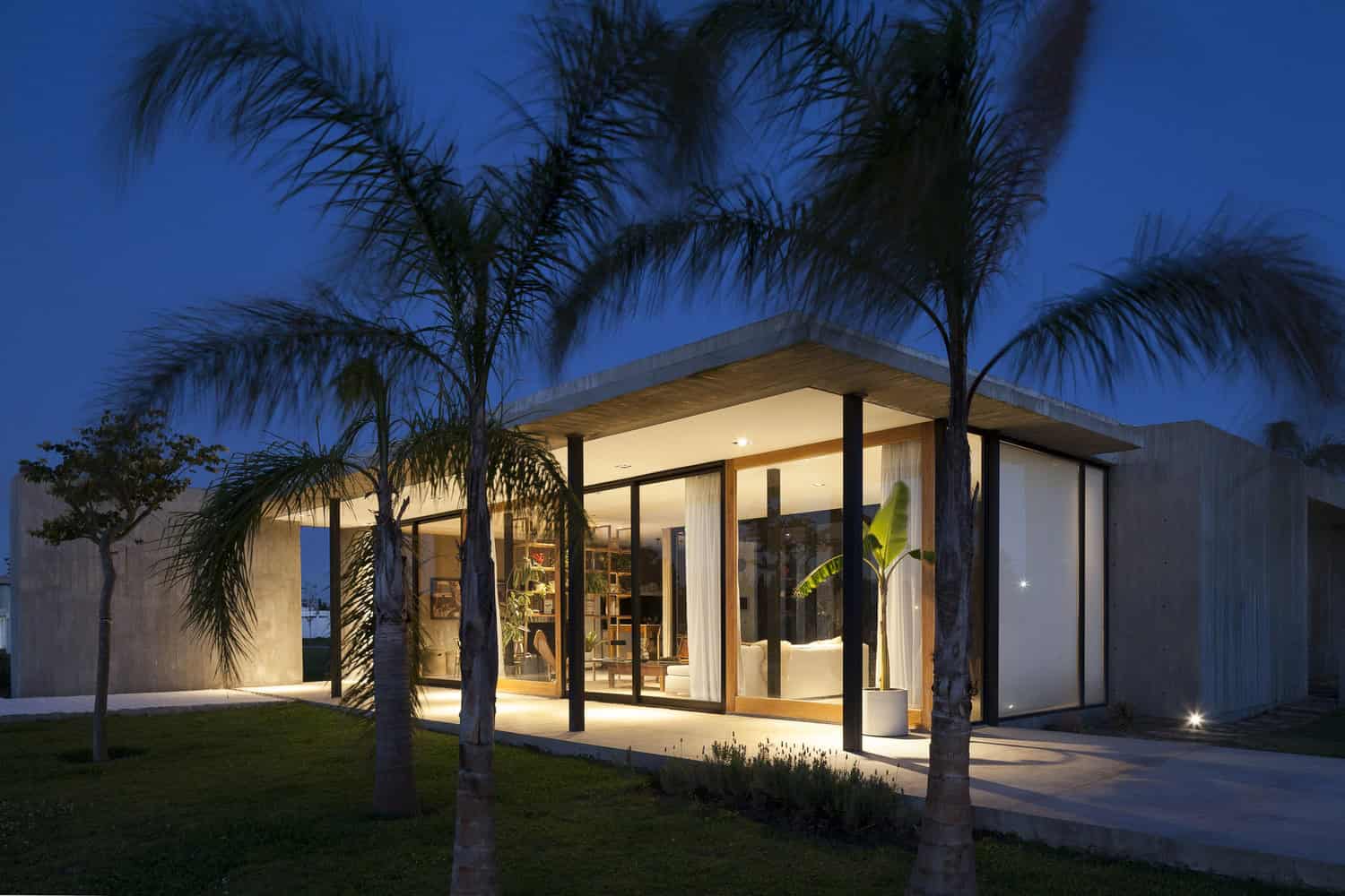 Closed House by Felipe Gonzalez Arzac in Buenos Aires, Argentina Closed House by Felipe Gonzalez Arzac in Buenos Aires, Argentina