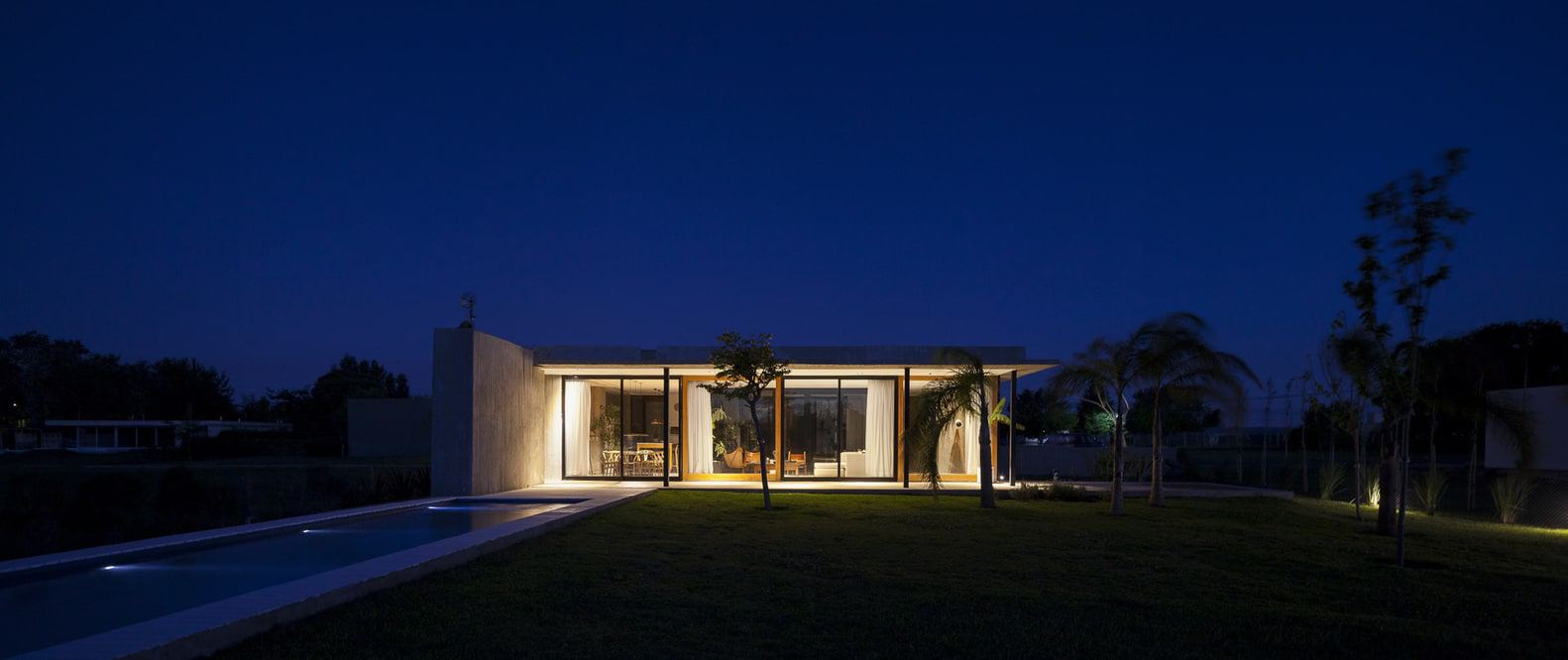 Closed House by Felipe Gonzalez Arzac in Buenos Aires, Argentina Closed House by Felipe Gonzalez Arzac in Buenos Aires, Argentina
