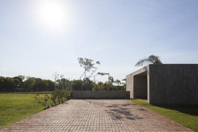 Closed House by Felipe Gonzalez Arzac in Buenos Aires, Argentina