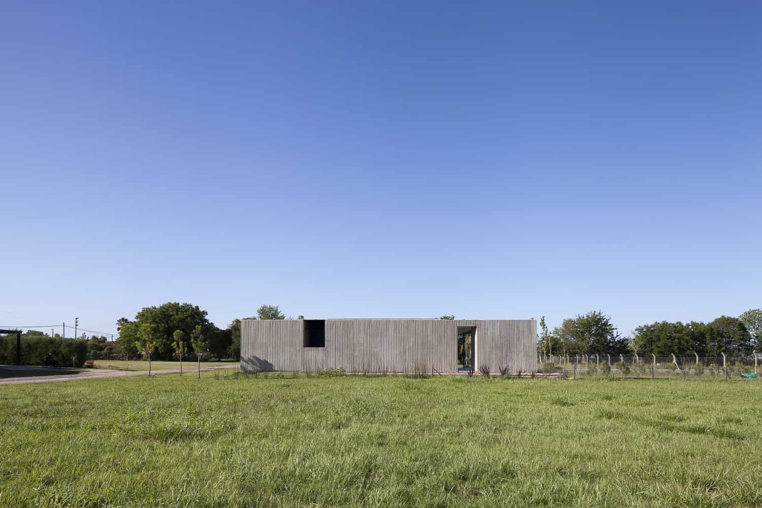 Closed House by Felipe Gonzalez Arzac in Buenos Aires, Argentina Closed House by Felipe Gonzalez Arzac in Buenos Aires, Argentina