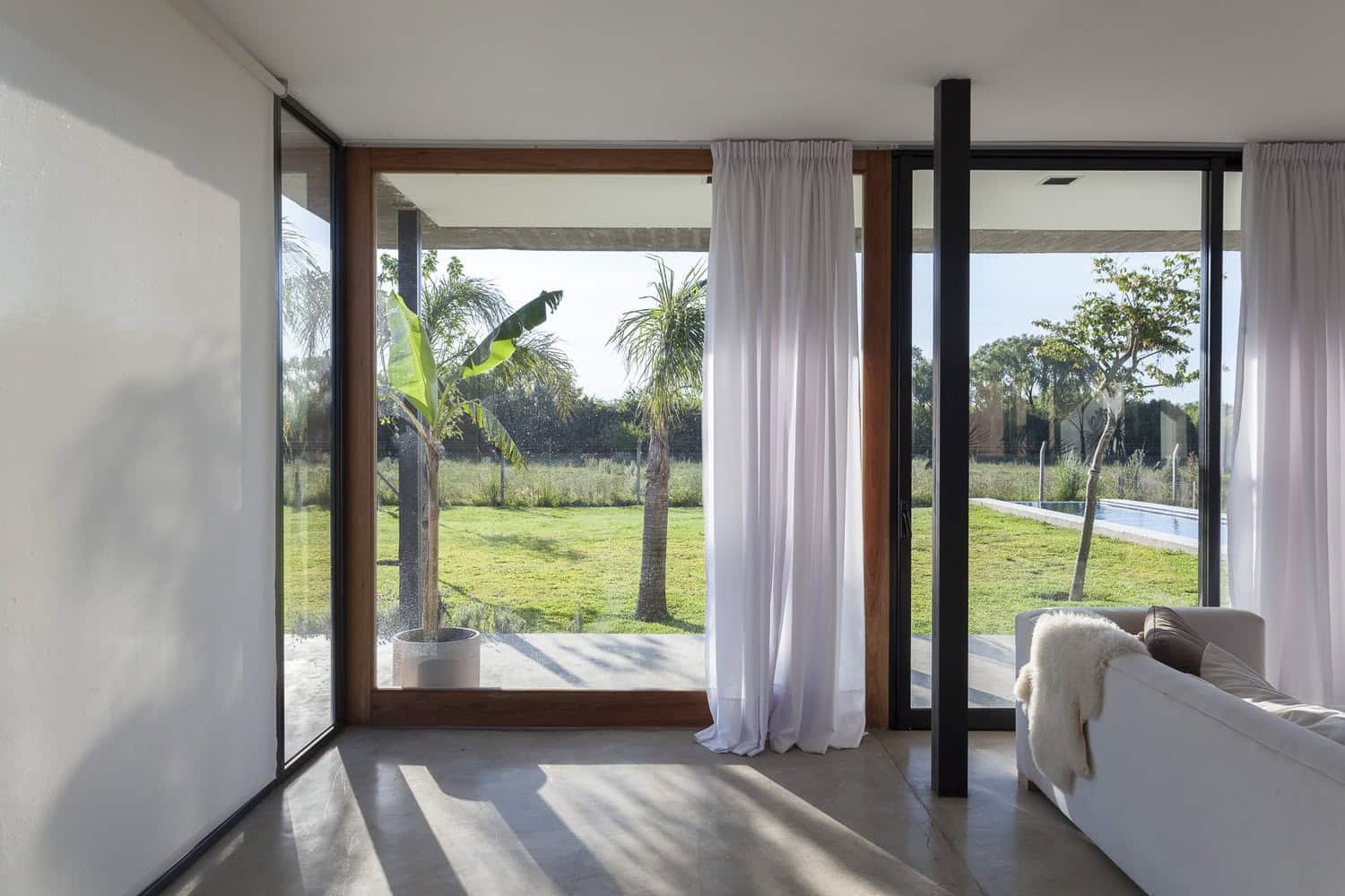 Closed House by Felipe Gonzalez Arzac in Buenos Aires, Argentina Closed House by Felipe Gonzalez Arzac in Buenos Aires, Argentina