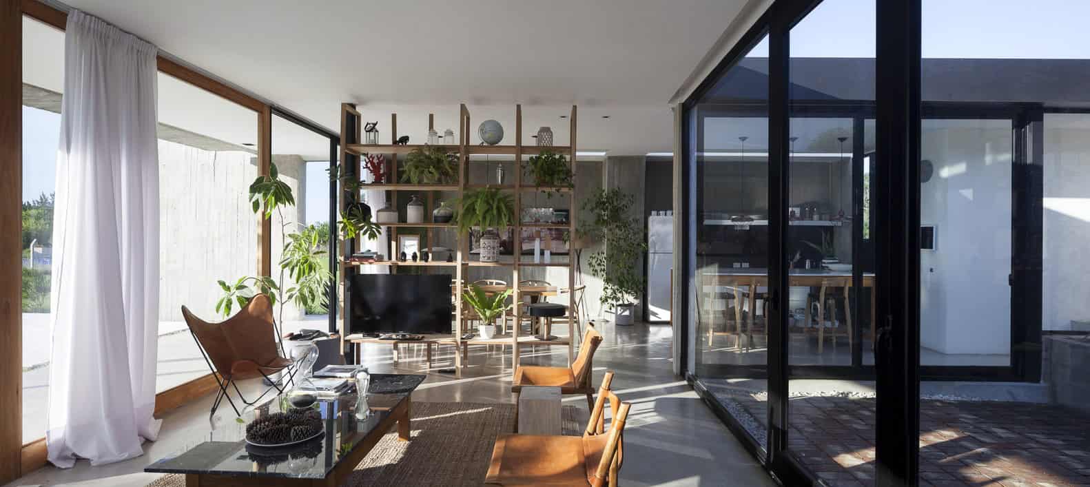 Closed House by Felipe Gonzalez Arzac in Buenos Aires, Argentina Closed House by Felipe Gonzalez Arzac in Buenos Aires, Argentina