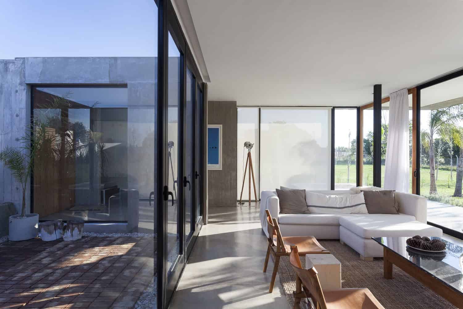 Closed House by Felipe Gonzalez Arzac in Buenos Aires, Argentina Closed House by Felipe Gonzalez Arzac in Buenos Aires, Argentina