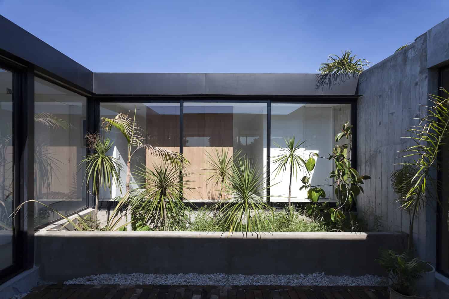 Closed House by Felipe Gonzalez Arzac in Buenos Aires, Argentina Closed House by Felipe Gonzalez Arzac in Buenos Aires, Argentina