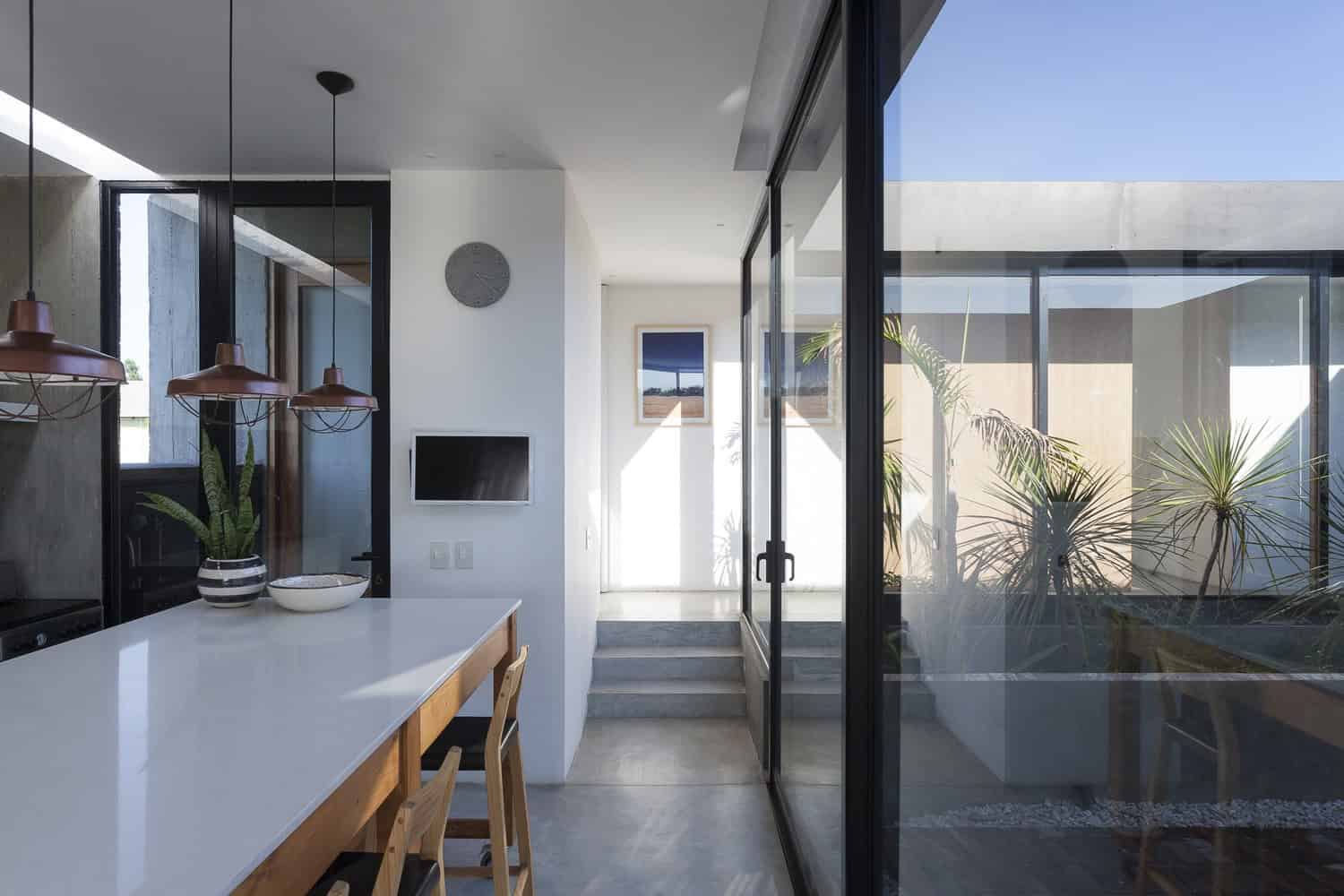 Closed House by Felipe Gonzalez Arzac in Buenos Aires, Argentina Closed House by Felipe Gonzalez Arzac in Buenos Aires, Argentina