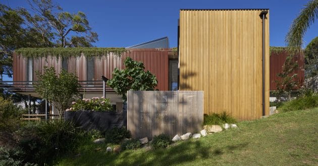 Bundeena Beach House by Grove Architects near Sydney, Australia