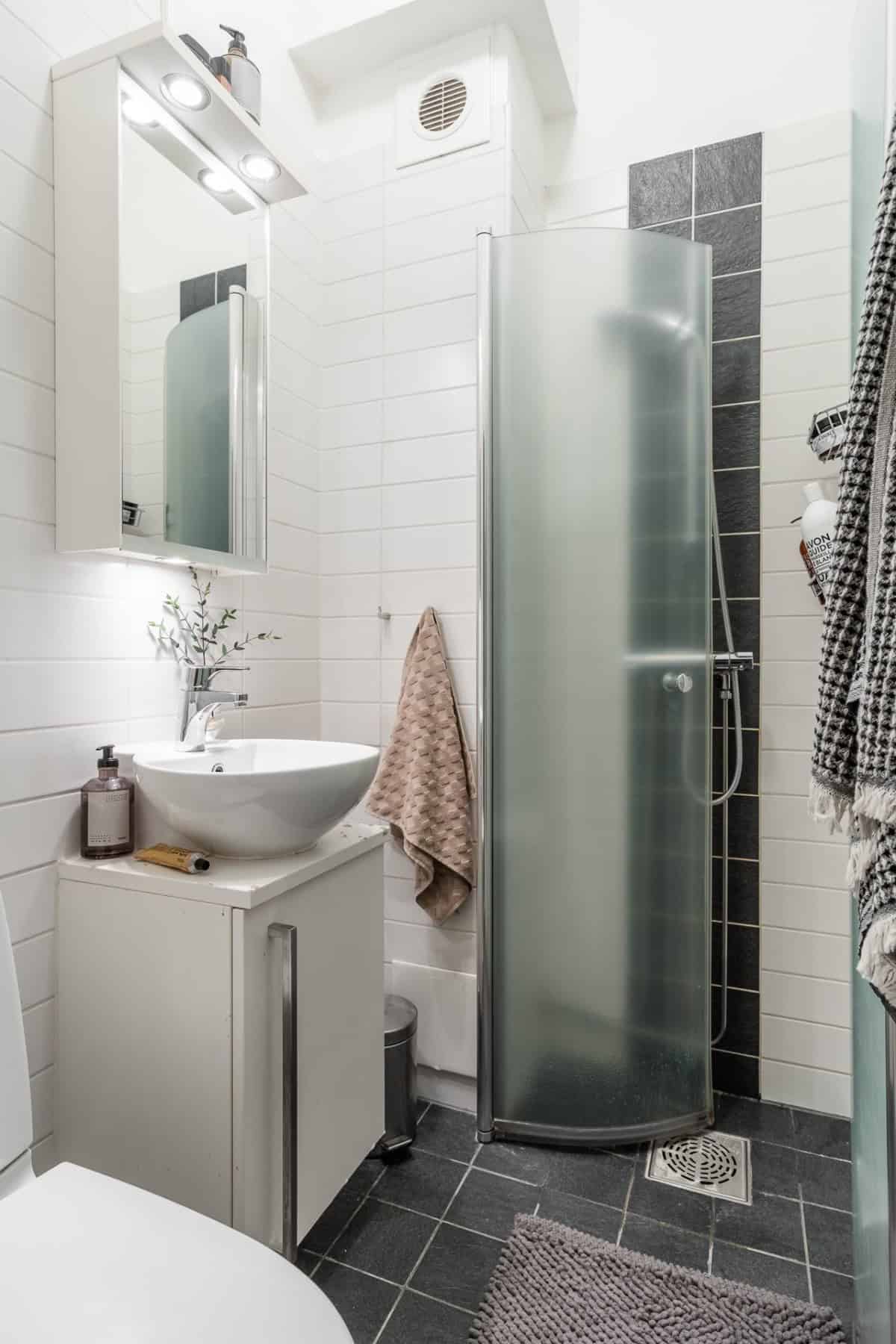 Charming Small Apartment Decorated in Bright Colors Charming Small Apartment Decorated in Bright Colors