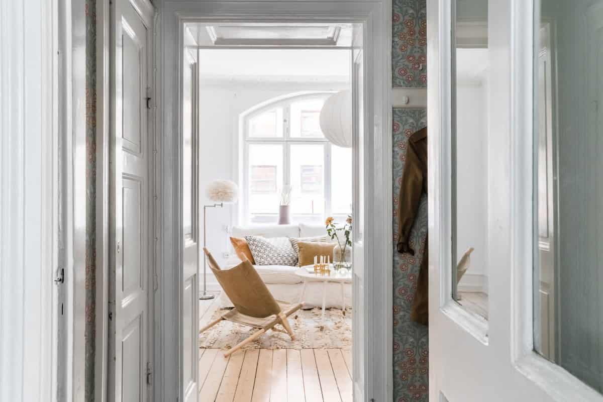 Charming Small Apartment Decorated in Bright Colors Charming Small Apartment Decorated in Bright Colors