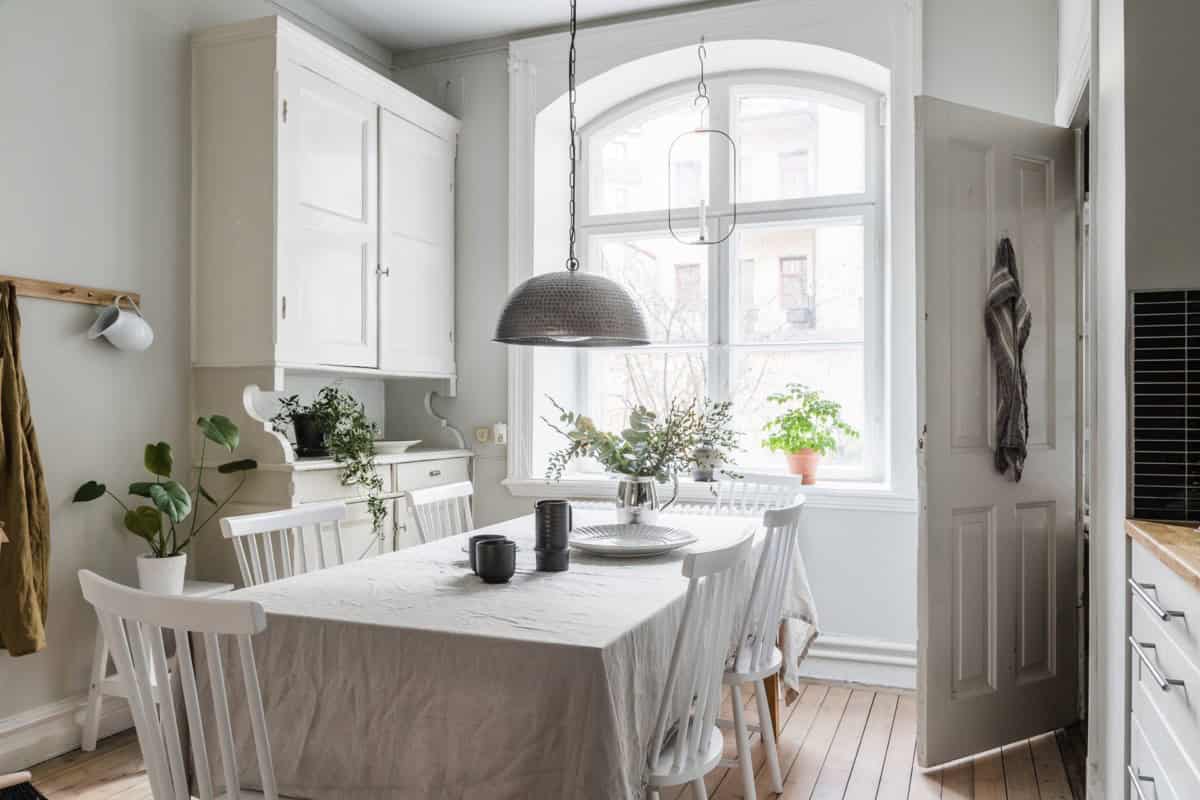 Charming Small Apartment Decorated in Bright Colors Charming Small Apartment Decorated in Bright Colors