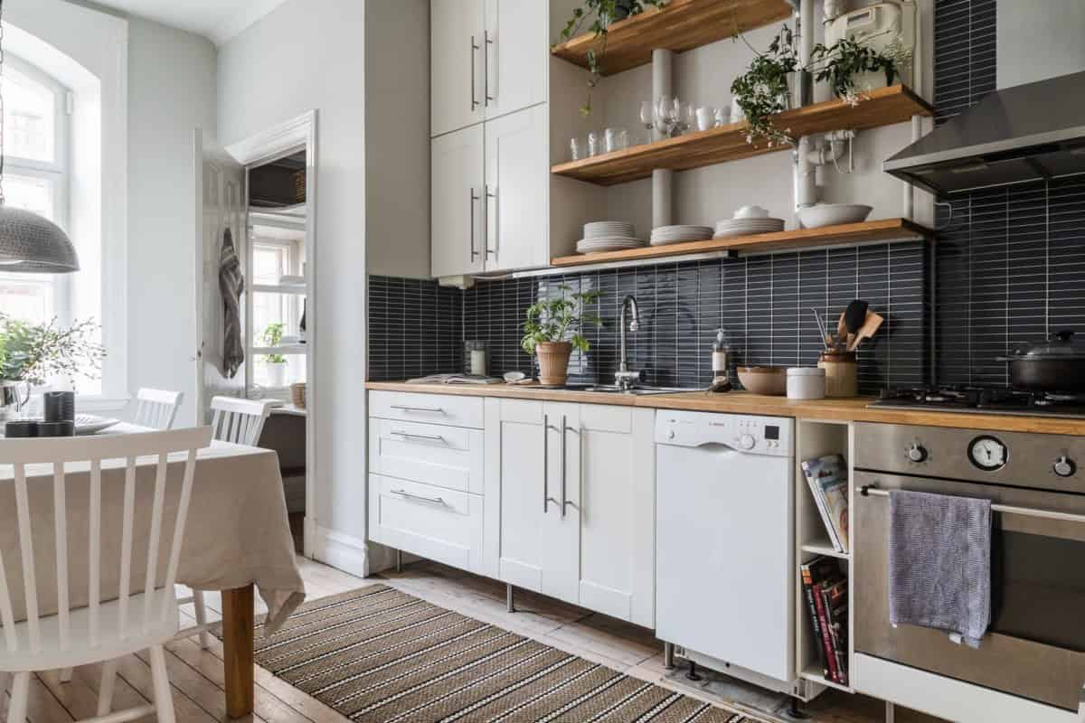 Charming Small Apartment Decorated in Bright Colors Charming Small Apartment Decorated in Bright Colors