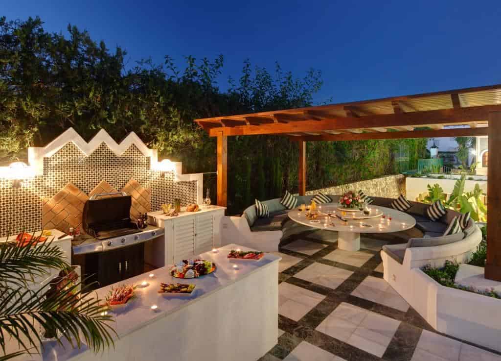 6 Decorated Environments with Barbecue Area 6 Decorated Environments with Barbecue Area