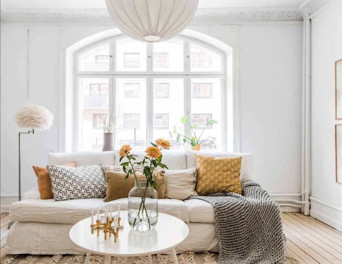 Charming Small Apartment Decorated in Bright Colors Charming Small Apartment Decorated in Bright Colors