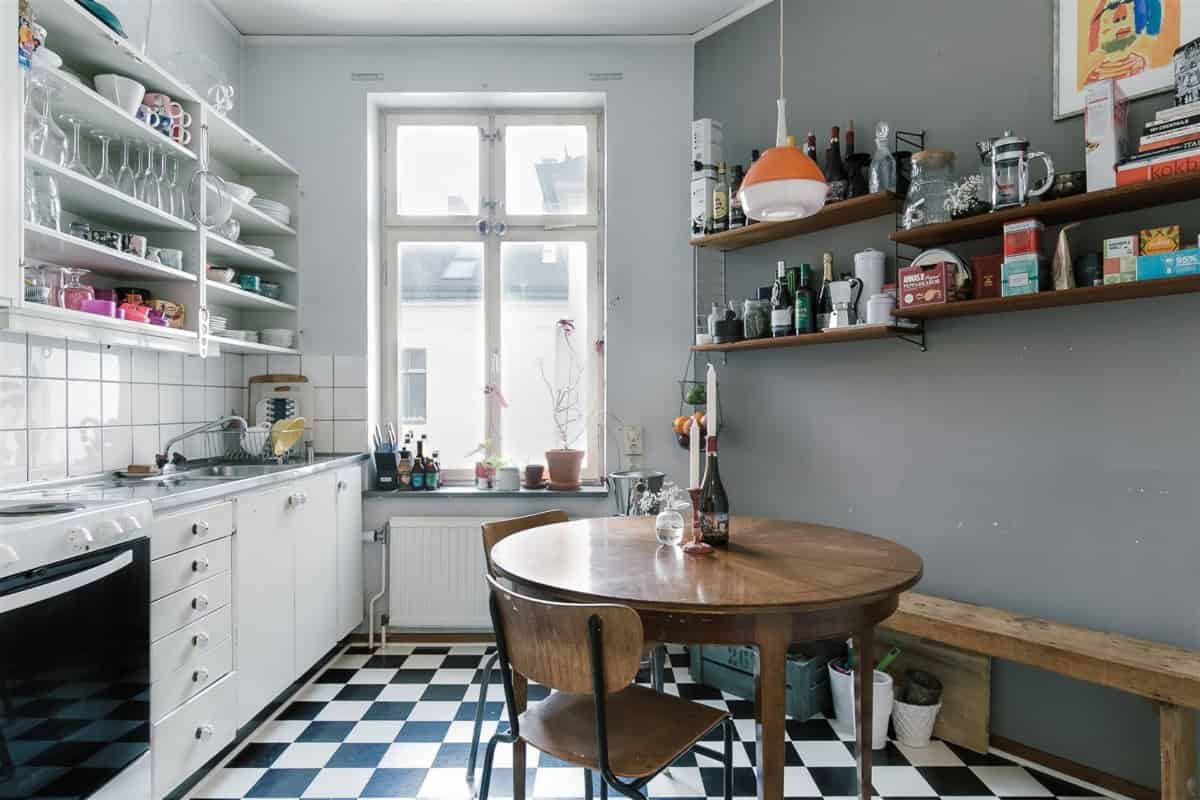 Charming & Well-Decorated Old Apartment With Vintage Furniture Charming & Well-Decorated Old Apartment With Vintage Furniture