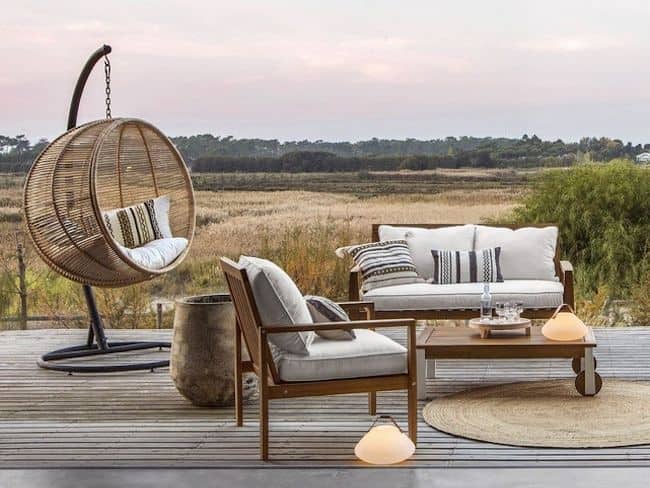 1. A SMALL ARMCHAIR HANGING ON THE BALCONY 1. A SMALL ARMCHAIR HANGING ON THE BALCONY