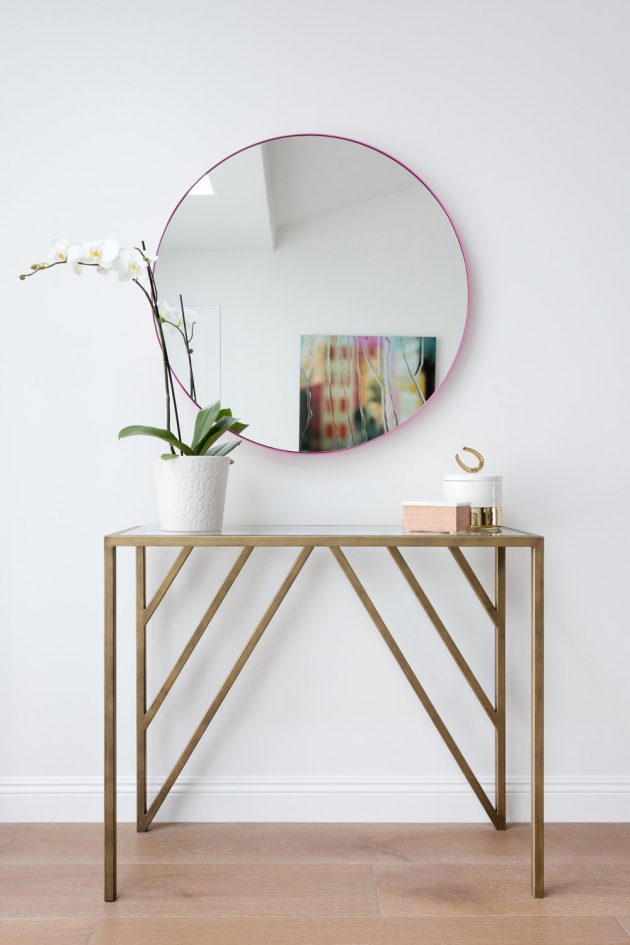 An Elegant and Subtle Feminine Decor in the Entrance