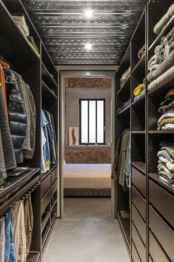 18 Stylish Industrial Closet Ideas For Your Loft