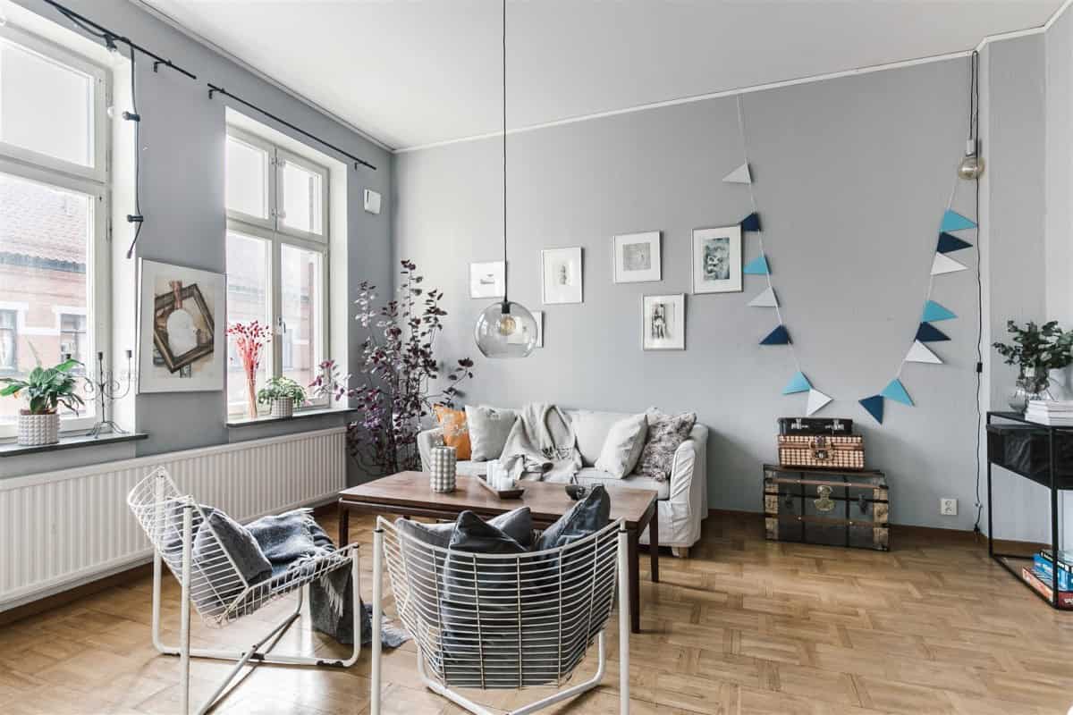 Charming & Well-Decorated Old Apartment With Vintage Furniture Charming & Well-Decorated Old Apartment With Vintage Furniture