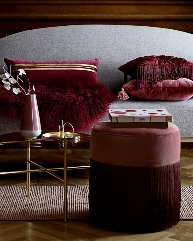 How to Use the Splendid Burgundy Color in the Living Room Decor?