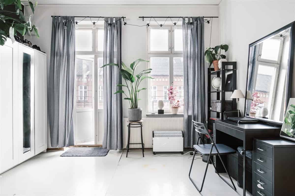 Charming & Well-Decorated Old Apartment With Vintage Furniture Charming & Well-Decorated Old Apartment With Vintage Furniture