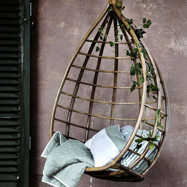 6. A MOMENT OF OLD-FASHIONED POETRY IN THE GARDEN 6. A MOMENT OF OLD-FASHIONED POETRY IN THE GARDEN