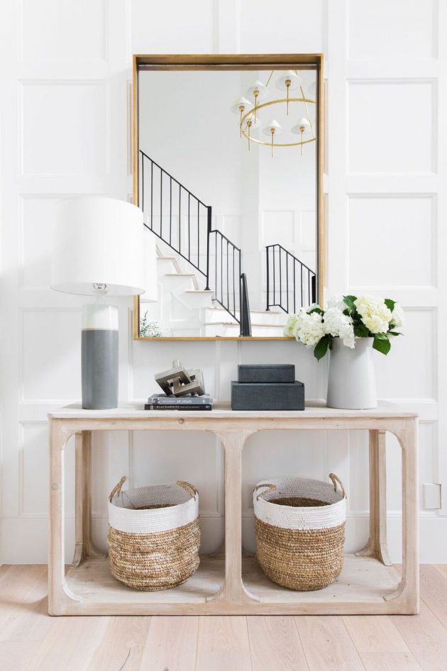 An Elegant and Subtle Feminine Decor in the Entrance