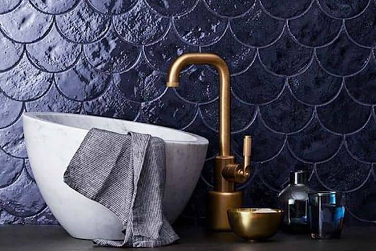 A Dark Shade in the Bathroom A Dark Shade in the Bathroom