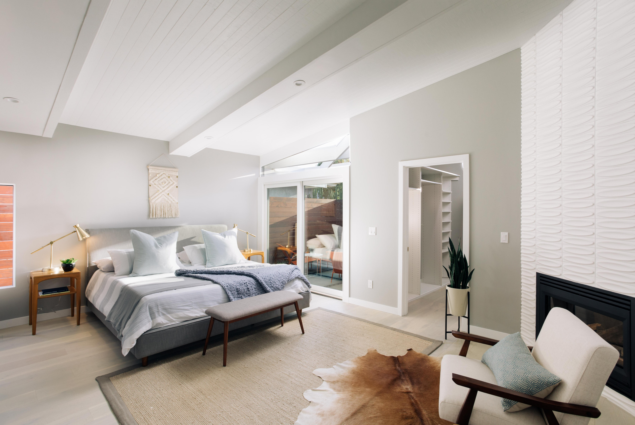 18 Marvelous Mid-Century Modern Bedroom Interiors You Will Adore