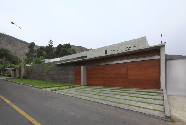 La Planicie House II by Oscar Gonzalez Moix in the La Molina District of Peru