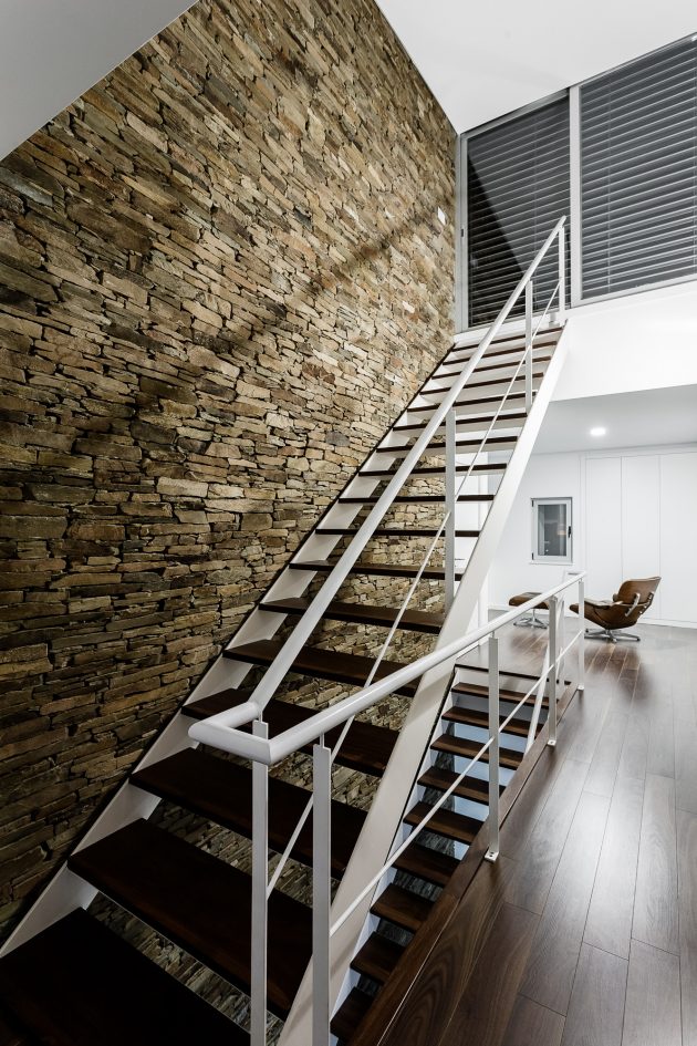 Lot 31 House by ADOFF - Arquitetos in Mirandela, Portugal