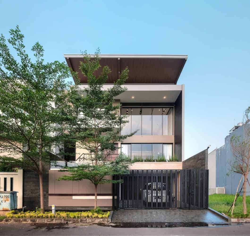 Contemporary modern house with sleek architectural design, large glass windows, and minimalist exterior, featuring eco-friendly elements and a stylish driveway, perfect for urban living.