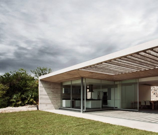 Widescreen House by R Zero Studio in Jiutepec, Mexico