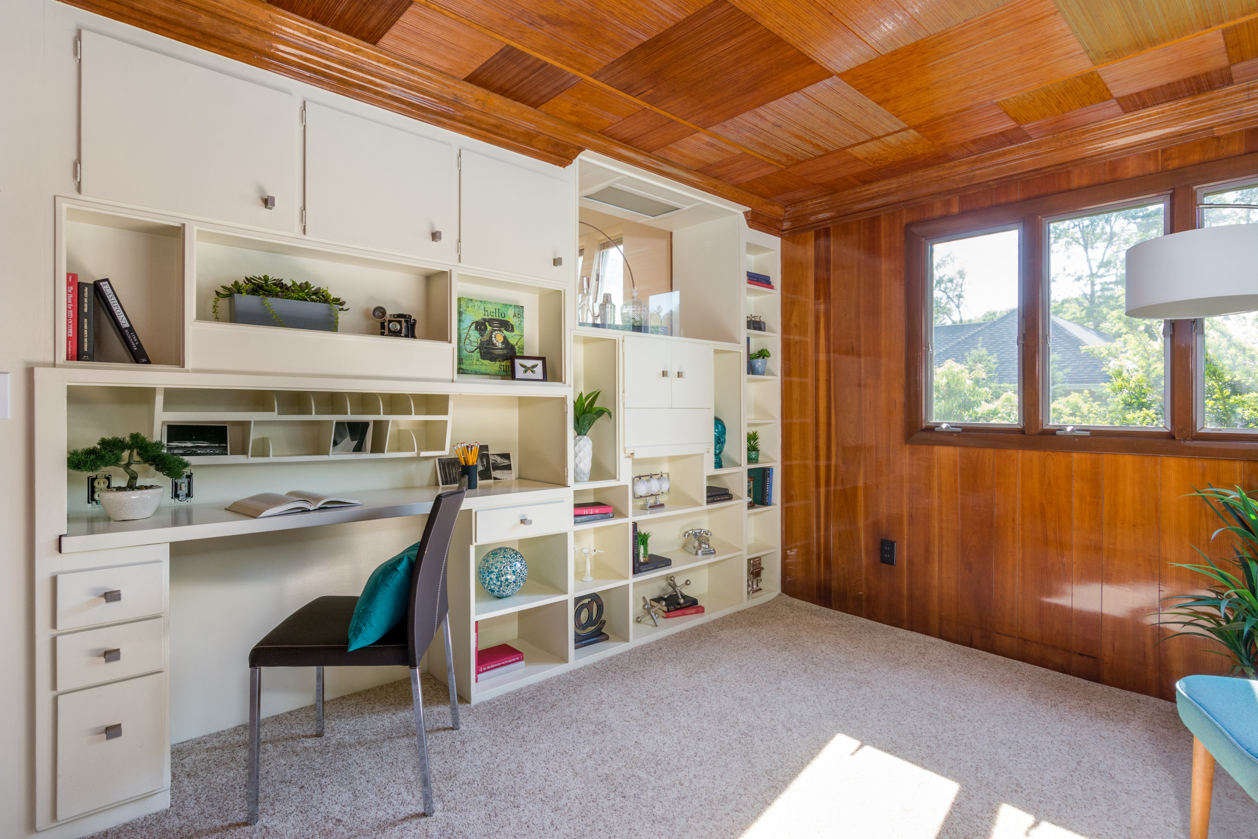 16 Astounding Mid-Century Modern Home Office Interiors For Peak Productivity And Comfort