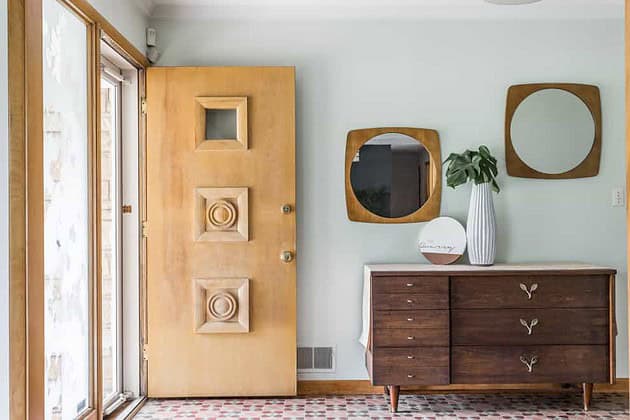 16 Warm & Welcoming Mid-Century Modern Entryway Designs