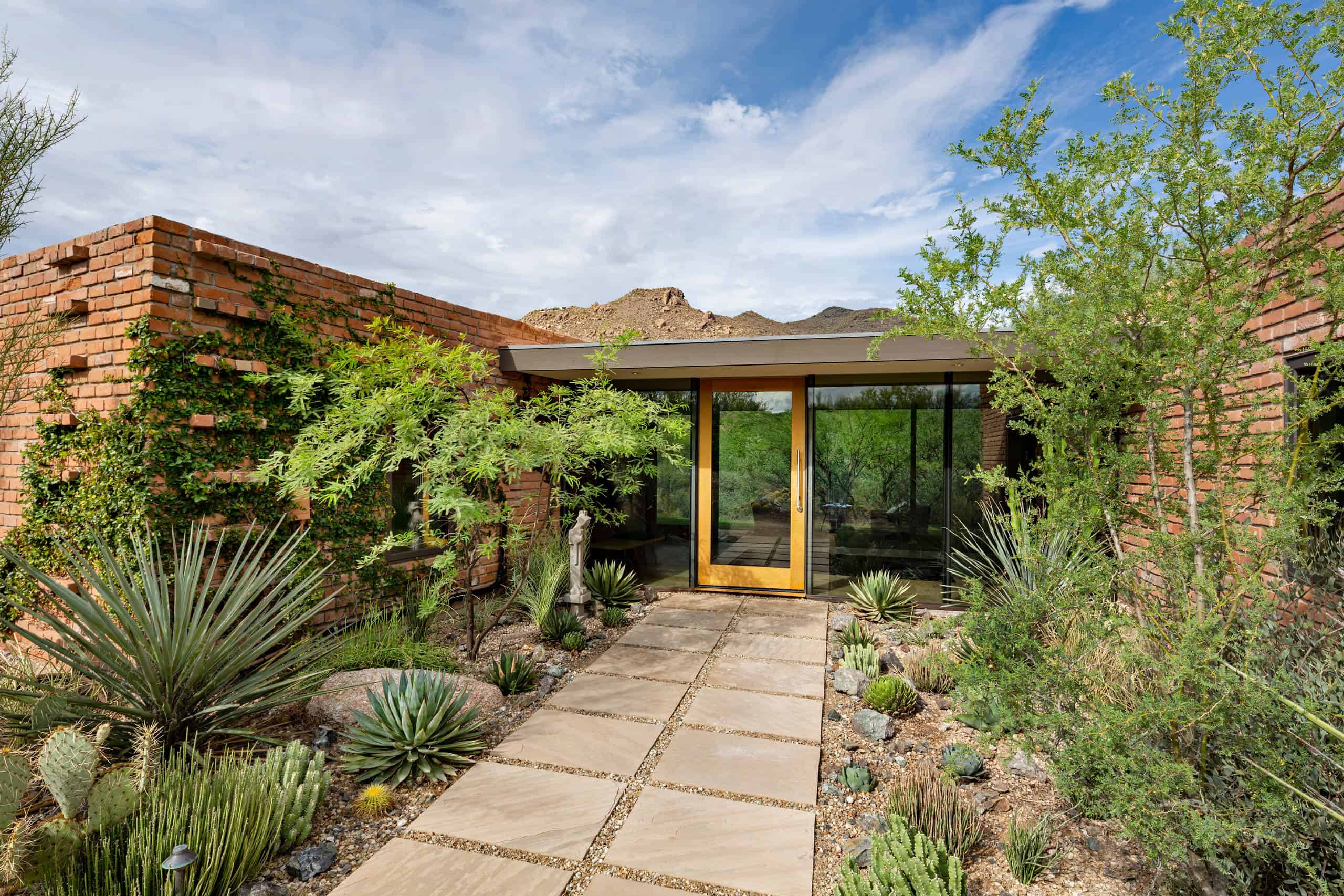 16 Wonderful Mid-Century Modern Entrance Designs