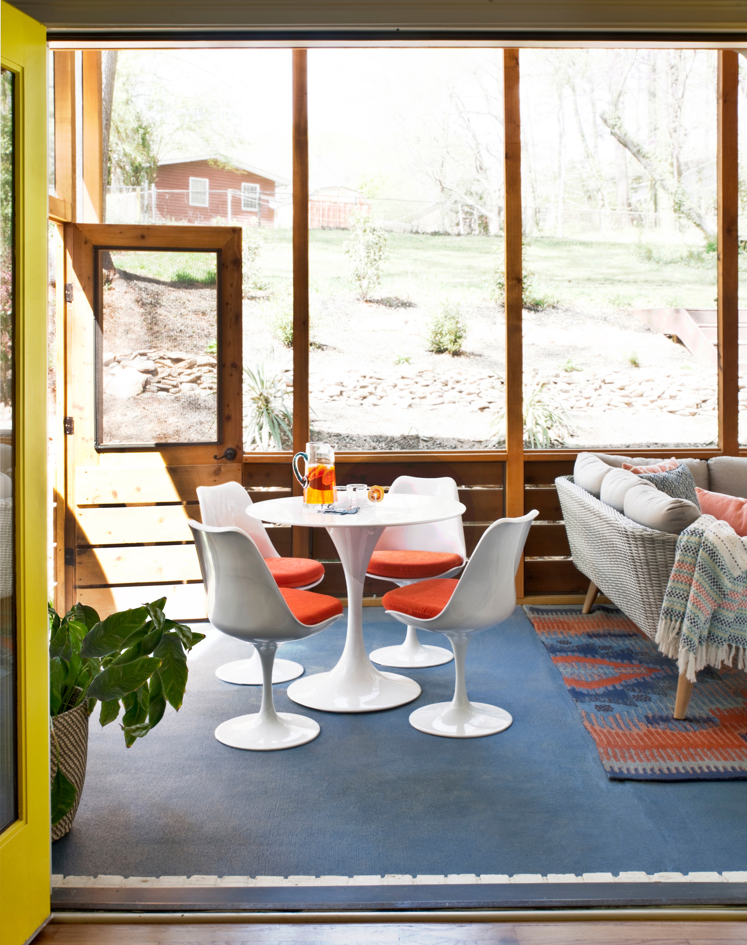 17 Stunning Mid-Century Modern Porch Designs Perfect For The Summer