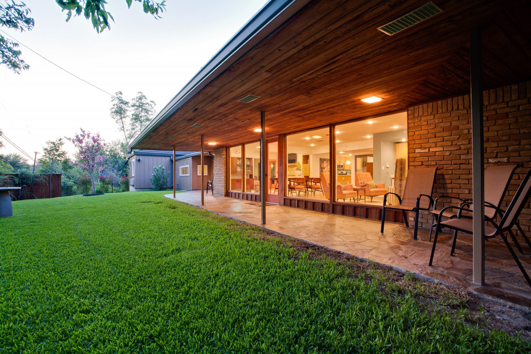 17 Stunning Mid-Century Modern Porch Designs Perfect For The Summer