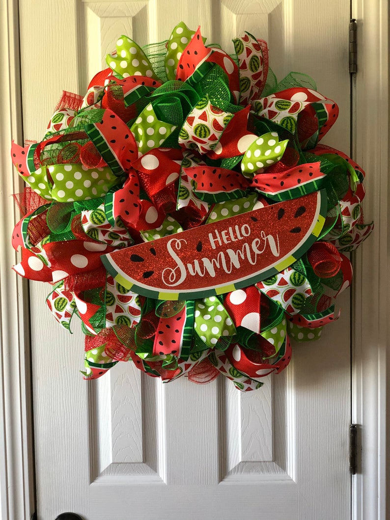 17 Vibrant Summer Wreath Designs That Will Jazz Up Your Front Door